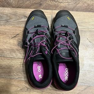 Women’s Sz 9 adidas terrex 280s